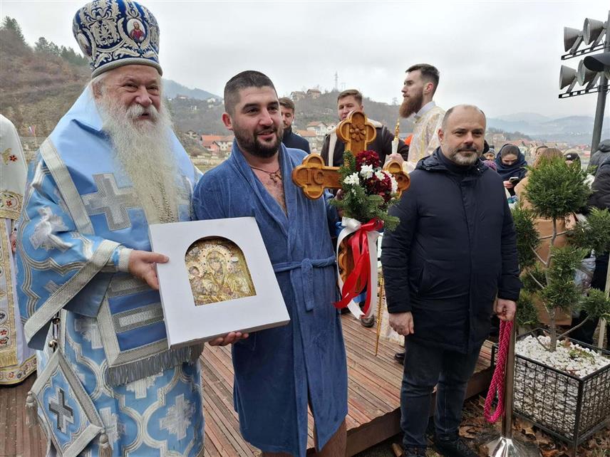 ВИШЕГРАД, 19. ЈАНУАРА /СРНА/ - Миро Жужа побједник је богојављенског пливања за Часни крст одржаног на ријеци Дрини испод вишеградске ћуприје.