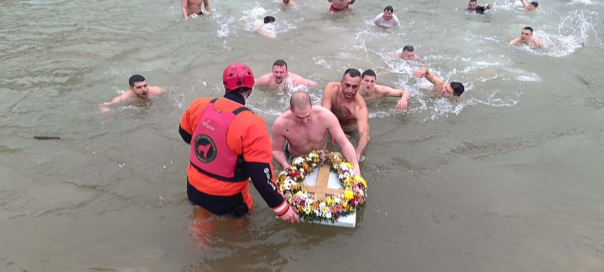 ИСТОЧНА ИЛИЏА, 19. ЈАНУАРА /СРНА/ - Давор Бујак ове године је први допливао до Часног крста на ријеци Жељезници у Војковићима у општини Источна Илиџа.