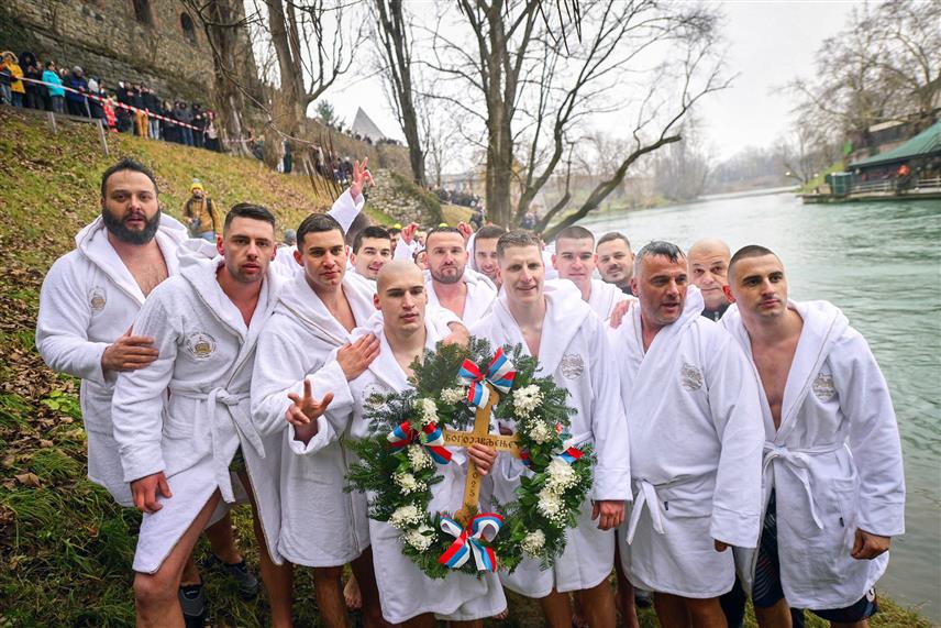 БАЊАЛУКА, 19. ЈАНУАРА /СРНА/ - Двадесетједногодишњи Давид Дардић побједник је традиционалног пливања за Часни крст на Богојављење у ријеци Врбас у Бањалуци.