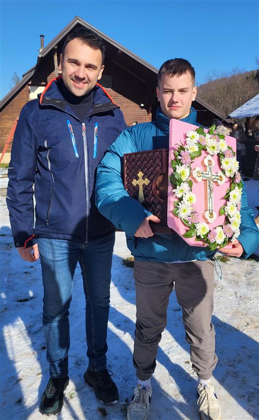 ПАЛЕ, 19. ЈАНУАРА/СРНА/ - Петнаестогодишњи Лука Савић данас је, на Богојављење, први допливао до Часног крста на ријечи Прачи у Николићима у општини Пале.