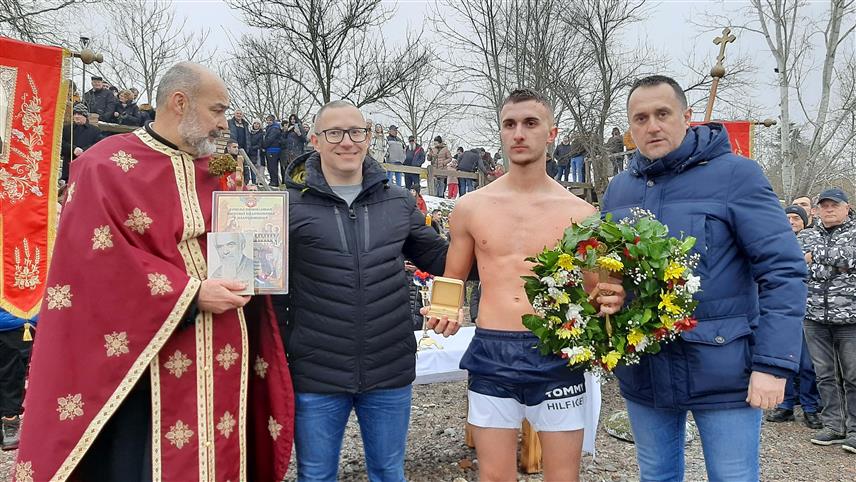 ПРЊАВОР, 19. ЈАНУАРА /СРНА/ - Двадесетогодишњи Ђорђе Гаврић из Штрбаца први је допливао до Часног крста у богојављенском пливању на ријеци Укрини у Палачковцима код Прњавора међу 17 учесника.