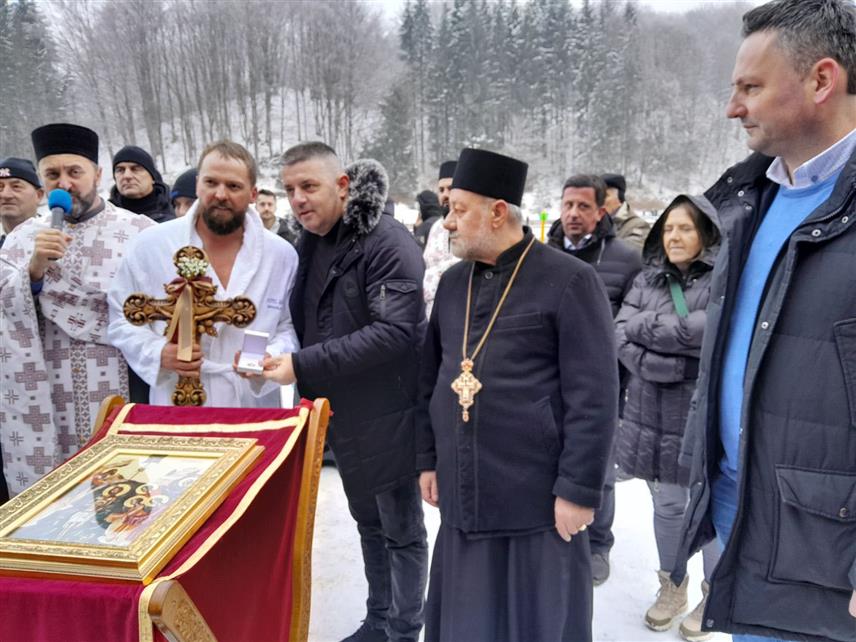 МРКОЊИЋ ГРАД, 19. ЈАНУАРА /СРНА/ - Срђан Удовчић први је допливао до Часног крста у богојављенском пливању на језеру Балкана код Мркоњић Града у којем је учествовало 25 пливача.