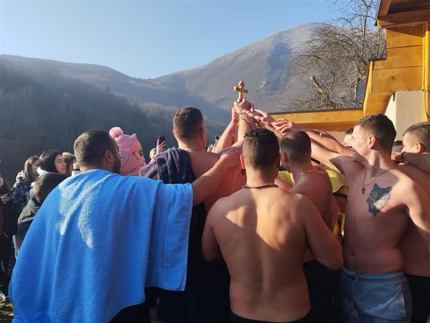 РУДО, 20. ЈАНУАРА /СРНА/ - Дванаестогодишња Николина Вуковић прва је допливала до Часног крста међу 38 учесника богојављенског пливања на Лимском језеру у Сетихову код Рудог.