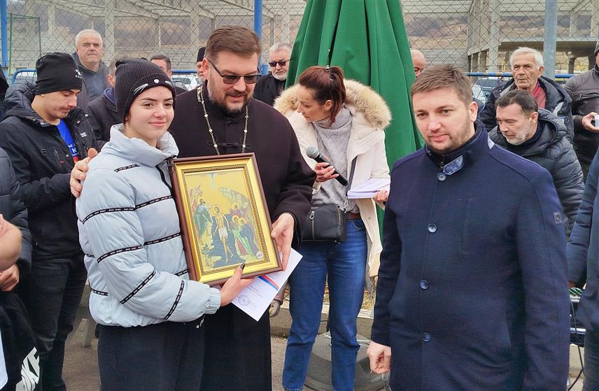РОГАTИЦА, 19. ЈАНУАРА /СРНА/ - Шеснаестогодишња Јелена Николић стигла је прва до Часног крста међу 50 учесника на данашњем богојављенском пливању у ријеци Ракитници у Рогатици.