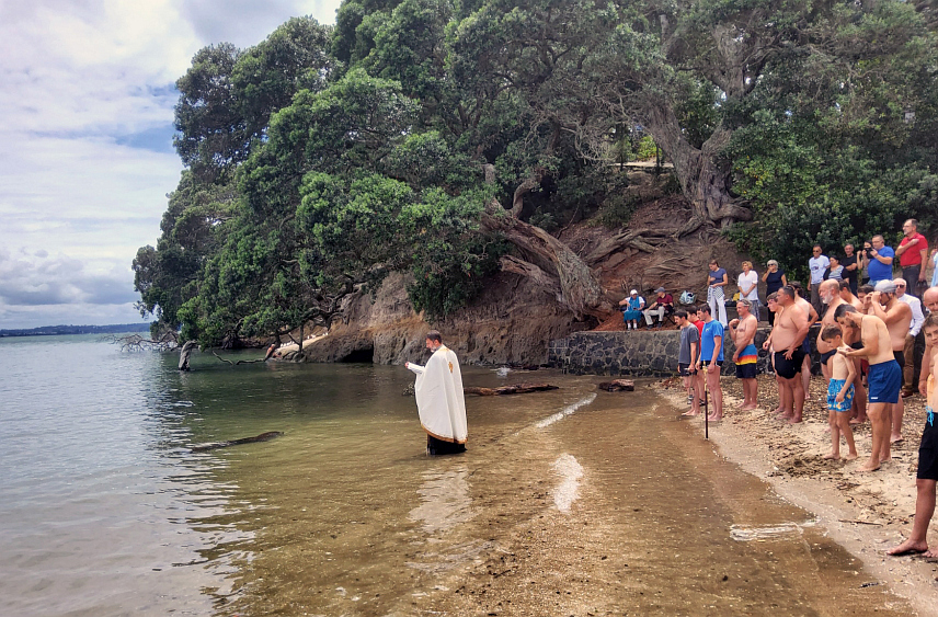 ОУКЛЕНД, 19. ЈАНУАРА /СРНА/ - Срби у Оукленду први су на свијету на Богојављење пливали за Часни крст на плажи Поинт Шевалијер.