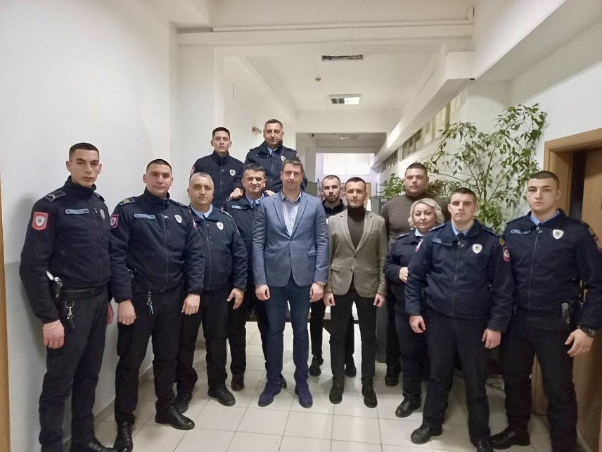 ИСТОЧНО НОВО САРАЈЕВО, 1. ЈАНУАРА /СРНА/ - Начелник општине Источно Ново Сарајево Јован Катић са сарадницима посјетио је у новогодишњој ноћи дежурне службе и уз симболичне поклоне захвалио им за све што раде.