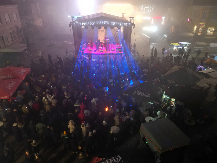 ПРИЈЕДОР, 1. ЈАНУАРА /СРНА/ - Приједорчани су Нову годину дочекали на Тргу мајора Зорана Карлице гдје су наступили локалне групе "Рикавери" и "Бум бенд", те Дејан Ћулум, Мирјана Болтић и ди-џеј Марко Краљ.