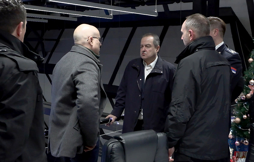 БЕОГРАД, 1. ЈАНУАРА /СРНА/ - Премијер Србије Милош Вучевић и министар унутрашњих послова Ивица Дачић обишли су у новогодишњој ноћи припаднике Министарства унутрашњих послова /МУП/ у Командно-оперативном центру Полицијске управе за град Београд, полицијске патроле и јединице Жандармерије на кружном току на Богословији, као и ватрогасце-спасиоце у Командно-оперативном центру Управе за ванредне ситуације.