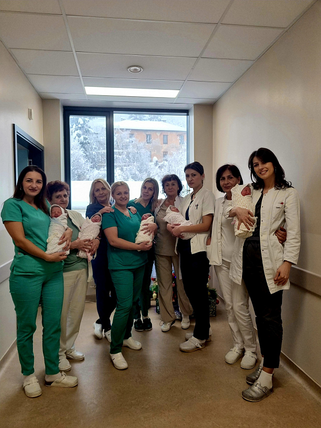 ИСТОЧНО САРАЈЕВО, 1. ЈАНУАРА /СРНА/ - У породилишту Болнице "Србија" у Источном Сарајеву у прошлој години рођене су 492 бебе.