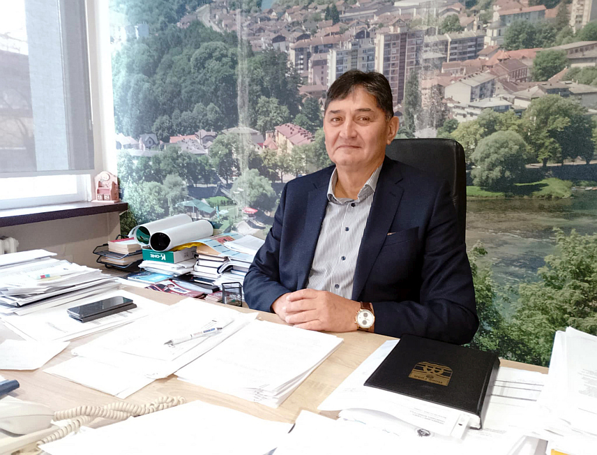 НОВИ ГРАД, 1. ЈАНУАРА /СРНА/ - Начелник општине Нови Град Мирослав Дрљача рекао је да је 2024. била још једна изазовна година, али да је у овој локалној заједници обезбијеђено нормално функционисање и истакао да очекује да ће у 2025. години бити настављени пројекти значајни за грађане.	

