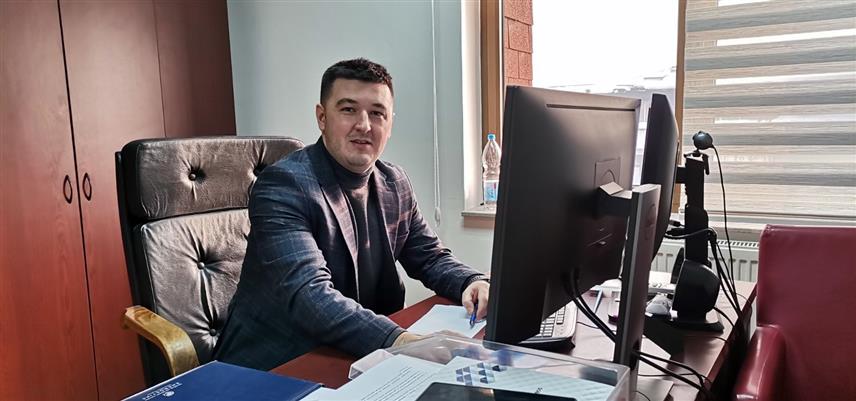 ДОБОЈ, 1. ЈАНУАРА /СРНА/ - На подручју регије Добој током сњежног невремена без струје је било око 76.000 потрошача, од укупно 102.890, а на отклањању кварова било је ангажовано 207 радника који су остварили укупно 17.674 радних часова, изјавио је Срни извршни директор за управљање мрежом у "Електро-Добоју" Озренко Пашалић.