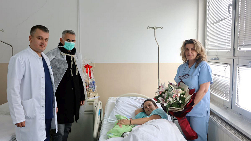 БРЧКО, 1. ЈАНУАРА /СРНА/ - Градоначелник Брчко дистрикта Синиша Милић даривао је прворођену бебу у 2025. години у дистрикту са 500 КМ.