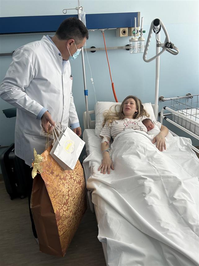БАЊАЛУКА, 1. ЈАНУАРА /СРНА/ - Прва беба у Републици Српској у 2025. години рођена је у Бањалуци, а предсједник Српске Милорад Додик ју је даривао традиционално златником, који је данас уручио директор Универзитетског клиничког центра Владо Ђајић.