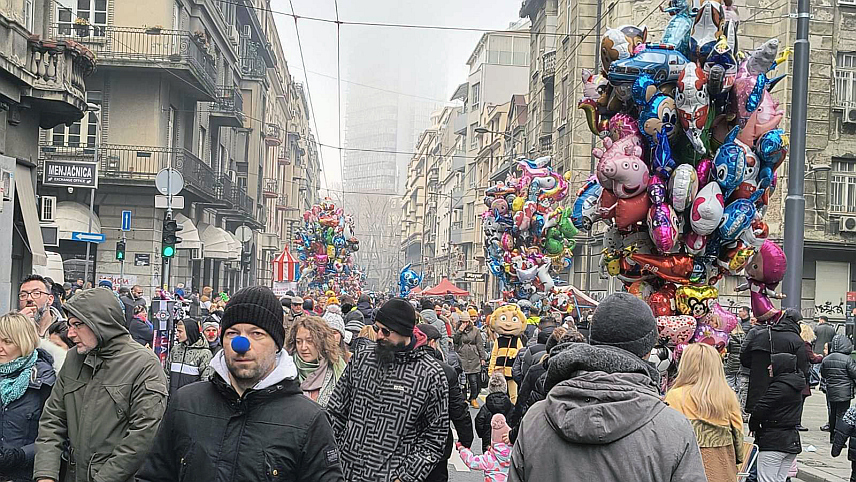 БЕОГРАД, 1. ЈАНУАРА /СРНА/ - Традиционална манифестација "Улица отвореног срца" измамила је у Београду велики број грађана да први дан у новој години обиљеже шетњом дуж Светогорске и Македонске улице и буду дио веселе карневалске поворке, предвођене глумцима и јавним личностима