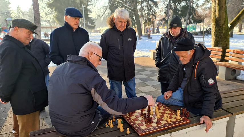 ДОБОЈ, 1. ЈАНУАРА /СРНА/ - У Парку народних хероја у Добоју сунчано јануарско вријеме погодовало је старијим суграђанима да демонстрирају вјештине у уличном шаху, а млађима на отвореном клизалишту.