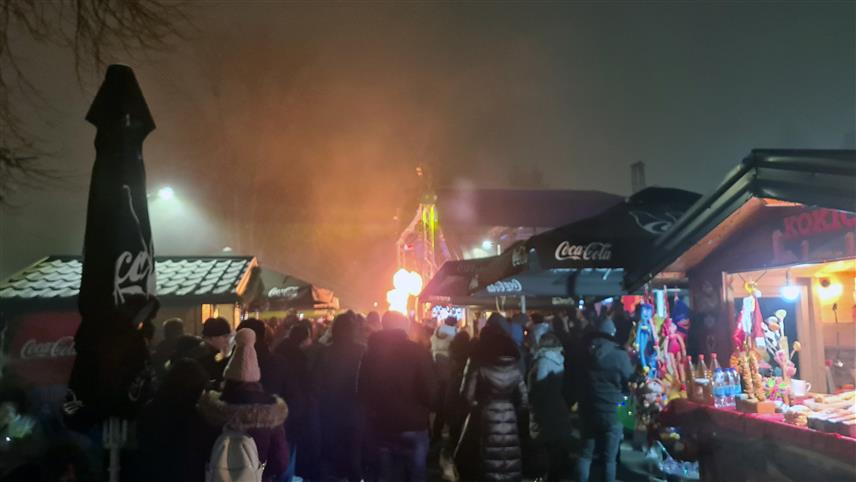 ДОБОЈ, 1. ЈАНУАРА /СРНА/ - У Добоју је новогодишња ноћ протекла мирно и без тежег нарушавања јавног реда и мира, а грађане окупљене у Парку народних хероја забављали су пјевачи Вики Миљковић и Нермин Ханџић.