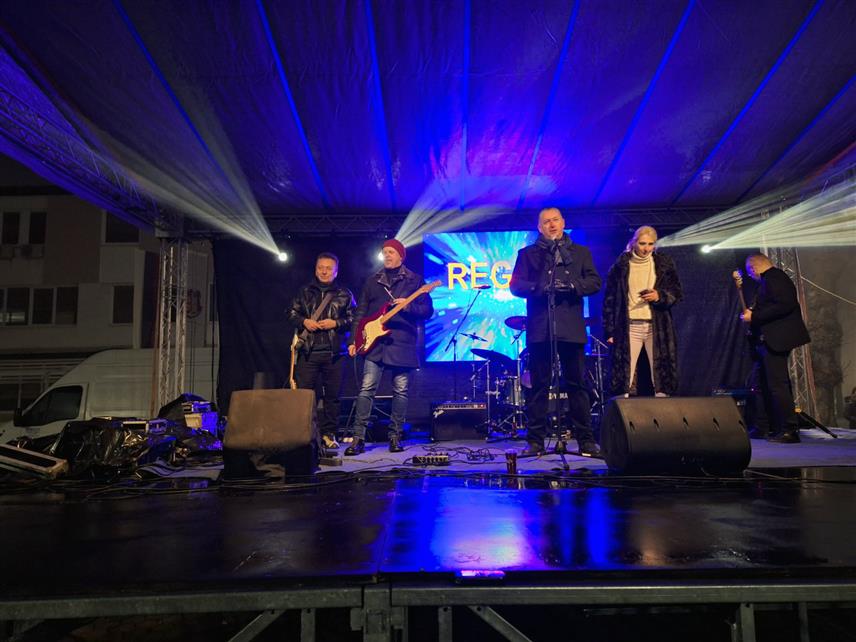 ШАМАЦ, 1. ЈАНУАРА /СРНА/ - Неколико стотина грађана Шамца дочекало је Нову годину на градском тргу уз групу "Регина", кувано вино и ватромет у поноћ