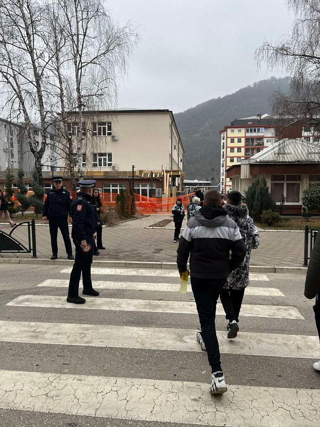 ЗВОРНИК, 20. ЈАНУАРА /СРНА/ - Припадници Полицијске управе Зворник започели су са спровођењем акције Министарства унутрашњих послова Републике Српске "Заштитимо дјецу у саобраћају" поводом почетка другог полугодишта школске године, када је повећано присуство дјеце на улицама, како у зонама школа тако и на трасама кретања.