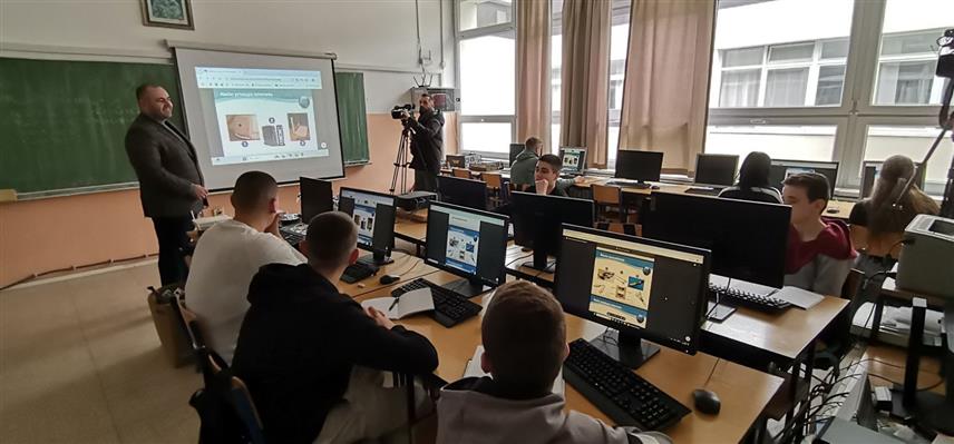 ДОБОЈ, 20. ЈАНУАРА /СРНА/ - Професор информатике у добојској Саобраћајној и електро школи Горан Радојчић рекао је да Светосавска награда, која му је уручена, јесте индивидуална, али да она припада и ширем кругу људи, првенствено ученицима.