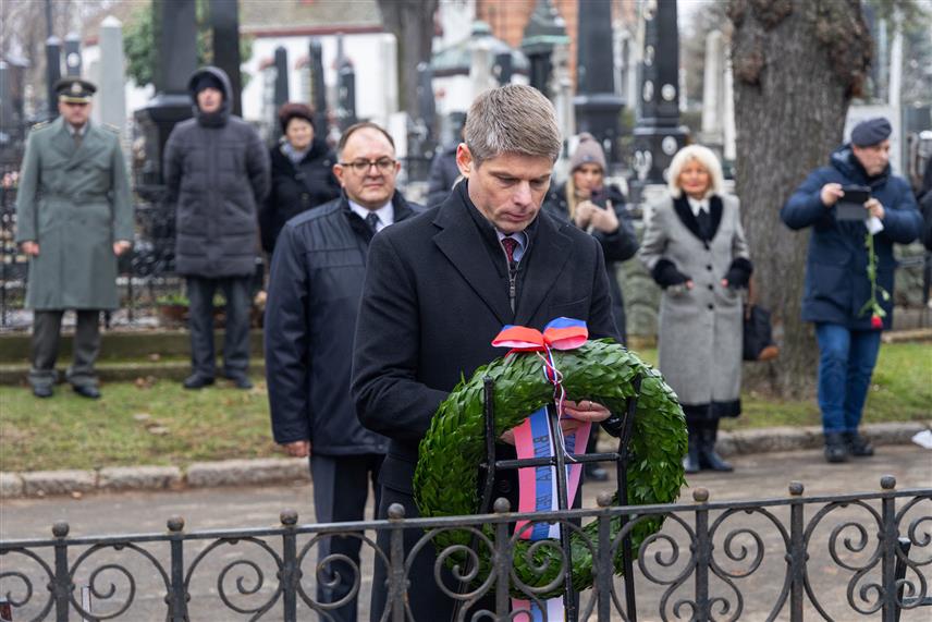 БЕОГРАД, 20. ЈАНУАРА /СРНА/ - Директор Канцеларије за јавну и културну дипломатију Арно Гујон на Новом гробљу у Београду у име Владе Србије предводио je државну церемонију којом је одата почаст тројици великана.