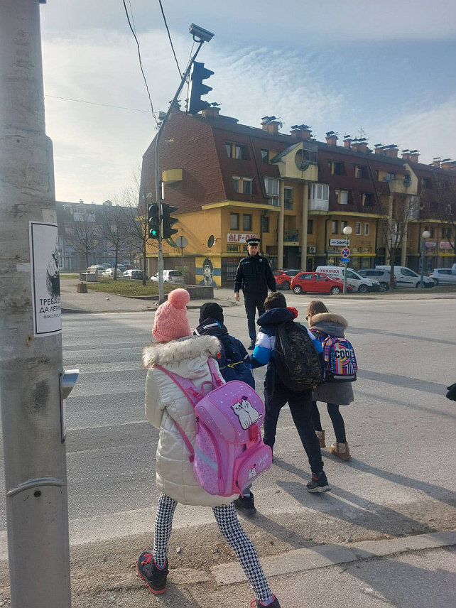 ИСТОЧНО САРАЈЕВО, 20. ЈАНУАРА /СРНА/ - Полицијска управа Источно Сарајево, поводом почетка другог полугодишта школске године, апелује да сви учесници у саобраћају поштују правила и прописе, а посебно да возачи у близини школа обрате пажњу на пјешаке.