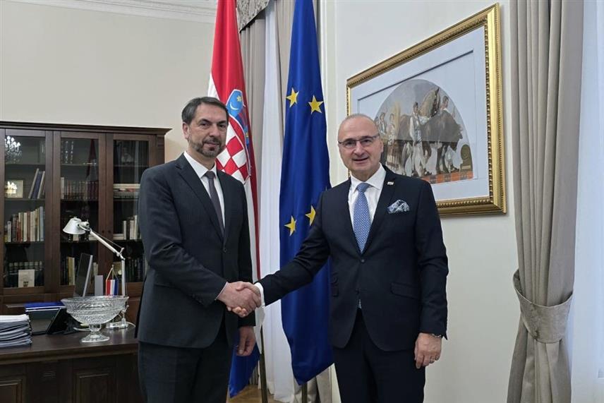 ЗАГРЕБ, 21. ЈАНУАРА /СРНА/ - Замјеник предсједавајућег Представничког дома Парламентарне скупштине БиХ Маринко Чавара у разговору са министром спољних и европских послова Хрватске Горданом Грлићем Радманом нагласио је важност очувања права конститутивних народа у БиХ.