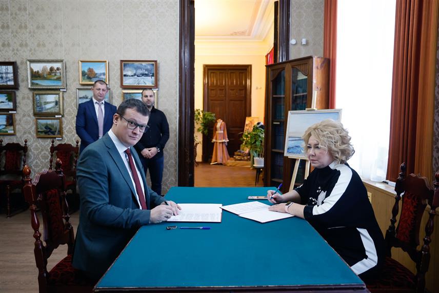 ИСТОЧНА ИЛИЏА, 21. ЈАНУАРА /СРНА/ - Начелник општине Источна Илиџа Маринко Божовић и градоначелник руског града Шује /Ивановска област/ Наталија Корјагина потписали су споразум о братимљењу ове двије локалне заједнице.