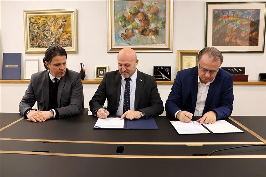 САРАЈЕВО, 21. ЈАНУАРА /СРНА/ - Предсједник Владе ФБиХ Нермин Никшић и предсједник Синдиката државних службеника и намјештеника у органима државне службе, судској власти и јавним установама у ФБиХ Самир Куртовић потписали су споразум о основици и боду за обрачун плата у органима власти Федерације БиХ /ФБиХ/ у фискалној 2025. години.