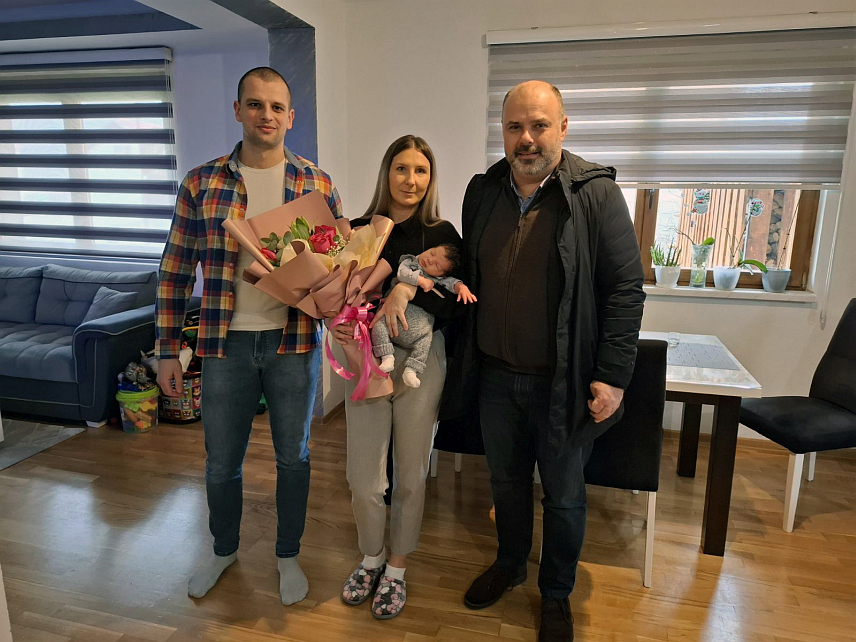 ВИШЕГРАД, 21. ОКТОБРА /СРНА/ - Начелник општине Вишеград Младен Ђуревић посјетио је данас породицу Дракула и даровао дукат и поклоне малом Сергеју, првој беби из Вишеграда рођеној у овој години.