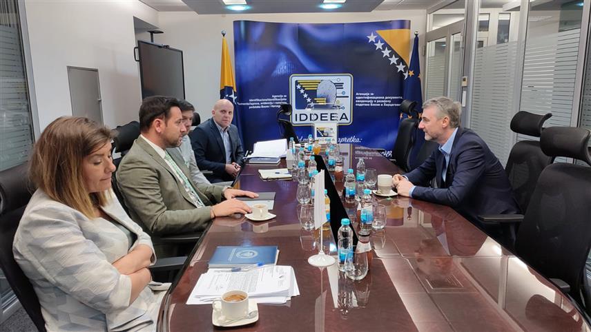 САРАЈЕВО, 21. ЈАНУАРА /СРНА/ - Министар комуникација и транспорта у Савјету министара Един Форто и директор Агенције за идентификационе документе, евиденцију и размјену података /ИДДЕЕА/ Алмир Бадњевић истакли су данас у Бањалуци да е-сервиси имају кључну улогу у убрзавању административних процеса и подизању ефикасности институција.	

