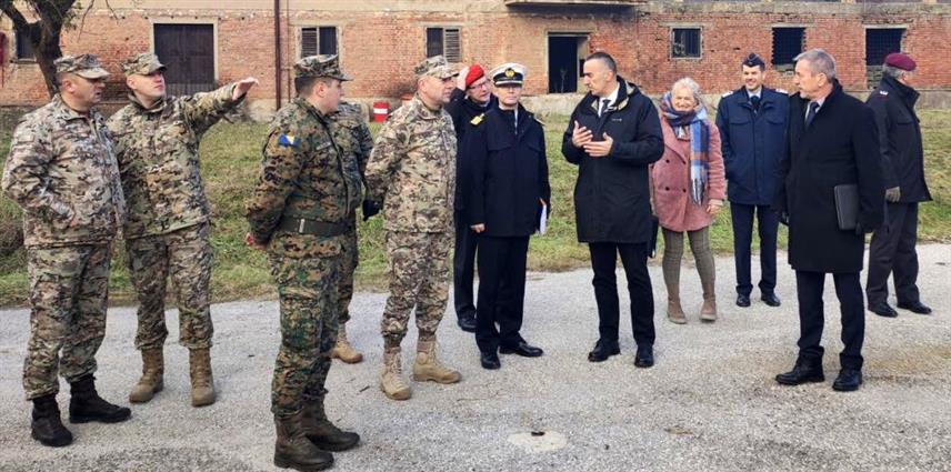 САРАЈЕВО, 21. ЈАНУАРА /СРНА/ - Делегација Њемачке посјетила је касаране Оружаних снага БиХ у Високом и Пазарићу, као и Центар за обуку за операције подршке миру у Бутмиру ради увида у инфраструктурне пројекте које финансира њемачка Влада.