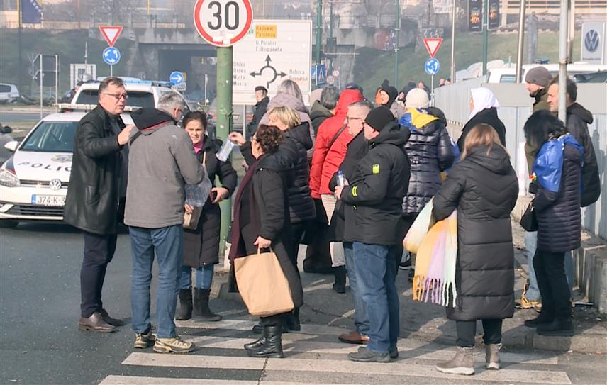 САРАЈЕВО, 22. ЈАНУАРА /СРНА/ - Привредници у Федерацији БиХ /ФБиХ/ данас су на протестном скупу испред зграде федералне Владе у Сарајеву исказали неслагање са одлуком о повећању минималне плате са 619 КМ на 1.000 КМ и затражили да се заустави повећање доприноса и намета.