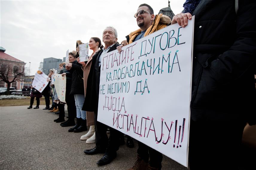 БИЈЕЉИНА, 22. ЈАНУАРА /СРНА/ - Радници Дјечијег вртића "Чика Јова Змај" у Бијељини, који брину о 900 дјеце, на данашњем протесту испред Градске управе најавили су градоначелнику Љубиши Петровићу генерални штрајк 1. фебруара уколико им не буде исплаћена децембарска плата.