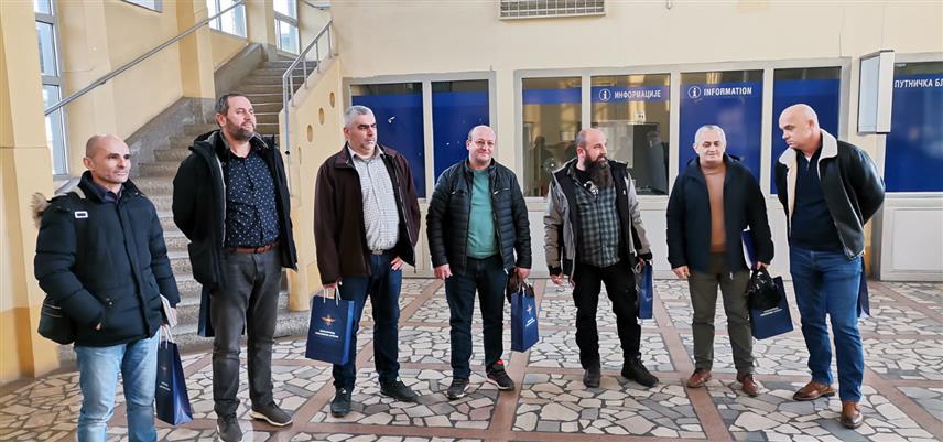 ДОБОЈ, 22. ЈАНУАРА /СРНА/ - Представници синдикалних организација које дјелују у предузећу "Жељезнице Републике Српске" састали су се данас са управом компаније и затражили линеарно повећање нето плате радницима у износу од најмање 200 КМ.