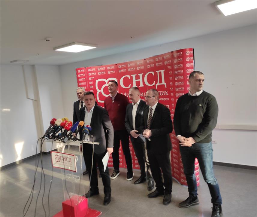 БАЊАЛУКА, 22. ЈАНУАРА /СРНА/ - Предсједник бањалучког Градског одбора СНСД-а Владо Ђајић на конференцији за новинаре након састанка са предсједницима градских одбора странака које чине коалицију на републичком нивоу и одборником националних мањина Сашом Чудићем.
