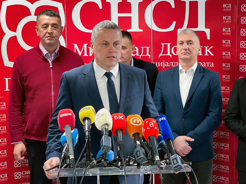 БАЊАЛУКА, 22. ЈАНУАРА /СРНА/ - Предсједник бањалучког Градског одбора Социјалистичке партије Српске /СПС/ Саша Глигорић у обраћању новинарима данас у Бањалуци након одржаног састанка политичких странака поводом све тежег стања у којем се град налази.	