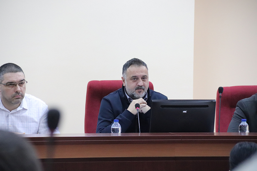 ДЕРВЕНТА, 22.ЈАНУАРА /СРНА/- Градоначелник Дервенте Игор Жунић разговарао је данас са предсједницима Мјесних заједница /Мз/ на подручју града о проблемима са којима се суочавају како би се одредила листа приоритета, а на основу ње и план рада.