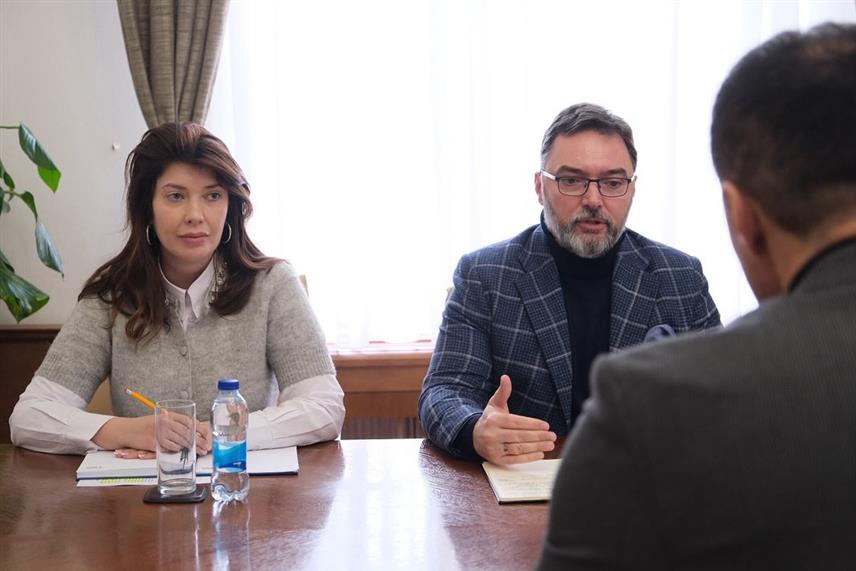 ПАЛЕ, 22. ЈАНУАРА /СРНА/ - Пројекти који се реализују на подручју општине Пале и Олимпијског центра Јахорина били су тема састанка министра спољне трговине и економских односа Сташе Кошарца и предсједника Скупштине општине Пале Бранка Коромана, а циљ је да се настави подршка онима који су од користи грађанима.