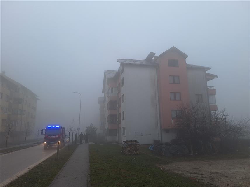 ИСТОЧНО САРАЈЕВО, 22. ЈАНУАРА /СРНА/ - Припадници Територијалне ватрогасне јединице Источно Сарајево јутрос су угасили пожар који је захватио кров зграде у Бесаровића улици у Источној Илиџи.
