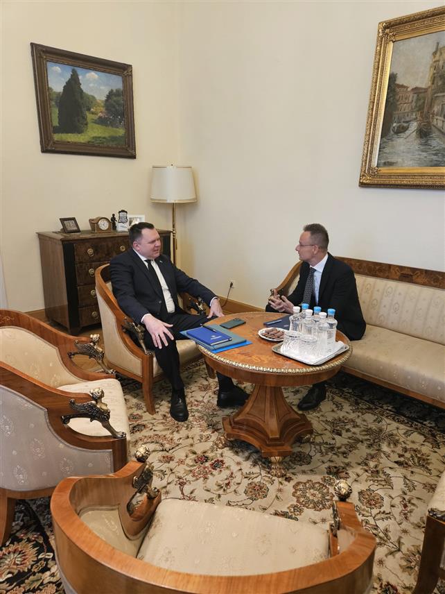 БУДИМПЕШТА, 23. ЈАНУАРА /СРНА/ - Министар за научнотехнолошки развој и високо образовање Републике Српске Жељко Будимир састао се данас у Будимпешти са министром спољних послова и трговине Мађарске Петером Сијартом.