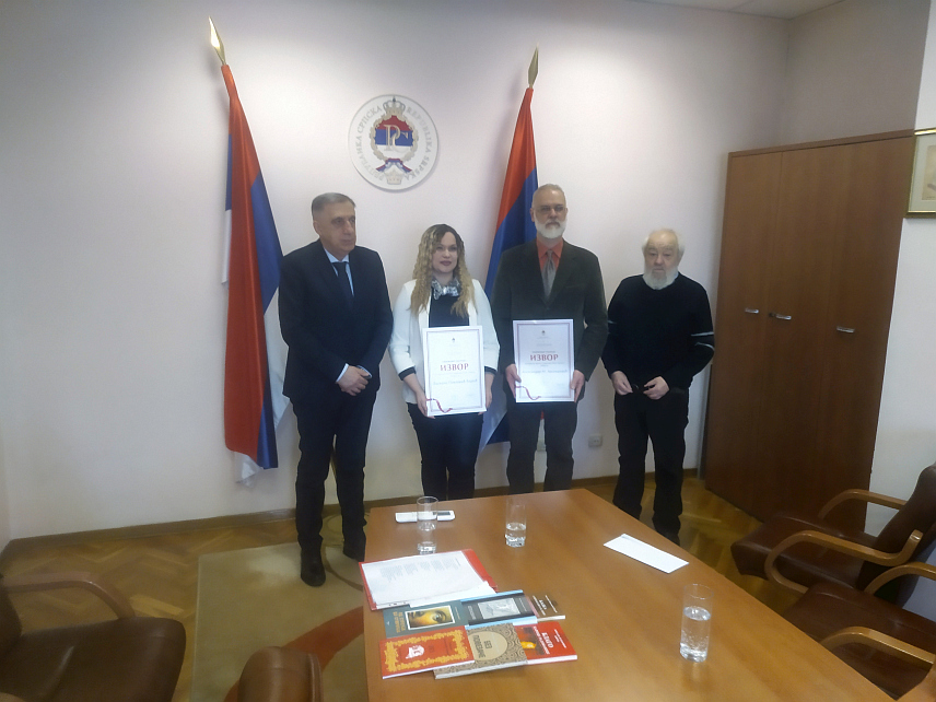 БЕОГРАД, 23. ЈАНУАРА /СРНА/ - Књижевна награда "Извор", коју традиционално додјељују Представништво Републике Српске у Србији и редакција часописа "Жрнов" уручена је данас у Београду Љиљани Павловић Ћирић из Сталаћа за најљепшу пјесму о завичају "Љубостињски вез" и Александру М. Арсенијевићу из Београда за најљепшу причу о завичају "Кестен, кукуруз и красота".	