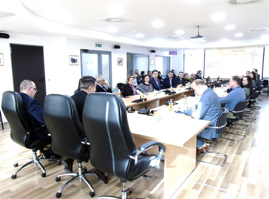 САРАЈЕВО, 23. ЈАНУАРА /СРНА/ - Презентацију модула за аналитику и праћење отворили су главни тужилац Тужилаштва БиХ Миланко Кајганић и директор Агенције за јавне набавке БиХ Тарик Рахић, а користан је за агенције за спровођење закона, јер омогућава проактиван приступ за спровођење предистражних и истражних радњи у случају сумње у незаконитости током поступака јавних набавки.	