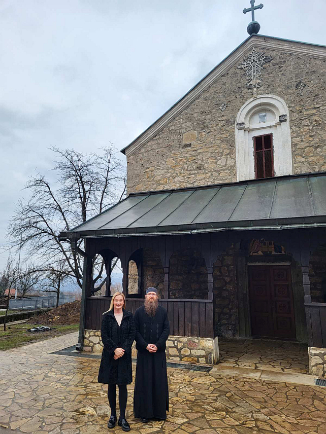 САРАЈЕВО, 23. ЈАНУАРА /СРНА/ - Директор Архива БиХ Данијела Мрда посјетила је манастир Папраћа и са игуманом Нектаријем разговарала о активностима у вези са археолошким и историјским истраживањима, те најавила већи ангажман ове институције у истраживању грађе како би се помогло у креирању прецизног историјског контекста настанка и битисања манастира Папраћа.
