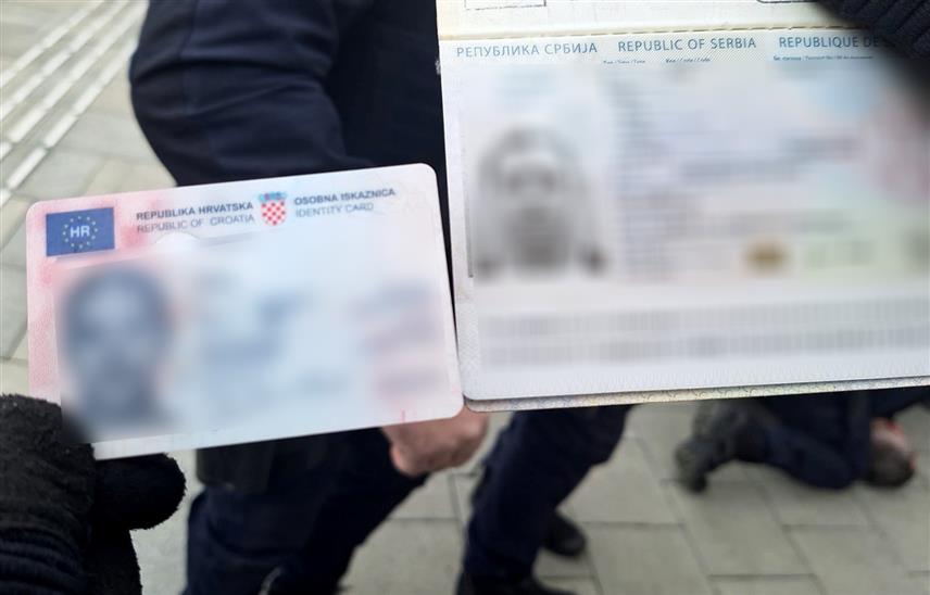 БЕОГРАД, 23. ЈАНУАРА /СРНА/ - Полиција у Србији ухапсила је тројицу осумњичених за тешко убиство Александра Јуришића у Сремској Митровици, међу којима је и држављанин БиХ, који се сумњичи да помогао извршиоцу послије почињеног убиства.