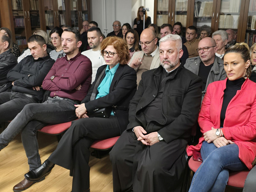 КОЗАРСКА ДУБИЦА, 23. ЈАНУАРА /СРНА/ - У Козарској Дубици вечерас је промовисано посебно издање научног часописа "Tопола", који издаје Јавна установа Спомен-подручје Доња Градина, а који има за циљ промоцију историјских чињеница о усташком злочину геноцида и Холокауста у Независној држави Хрватској /НДХ/.