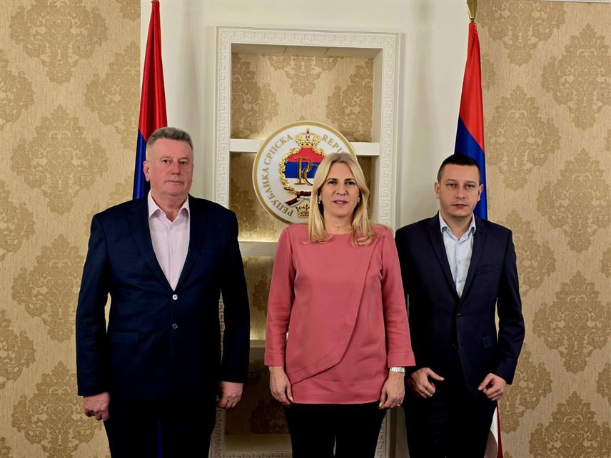 ИСТОЧНО САРАЈЕВО, 23. ЈАНУАРА /СРНА/ - Генерал-пуковник Гојко Кнежевић, српски члан и предсједавајућа Предсједништва БиХ Жељка Цвијановић и замјеник министра одбране у Савјету министра Александар Гогановић, разговарали су синоћ у Административном центру Владе Републике Српске у Источном Сарајеву.