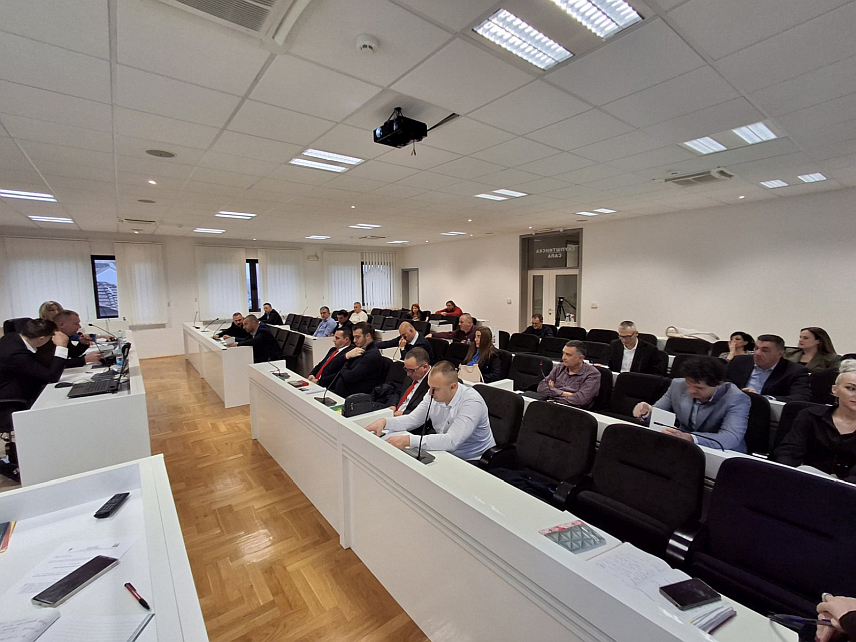 БИЛЕЋА, 24. ЈАНУАРА /СРНА/ - Одборници Скупштине општине Билећа одлучили су данас на свечаној сједници Скупштине, поводом крсне славе општине - Светог Саве, да Повеља општине заслужном појединцу буде додијељена предсједнику Републике Српске Милораду Додику и предсједнику Србије Александру Вучићу.