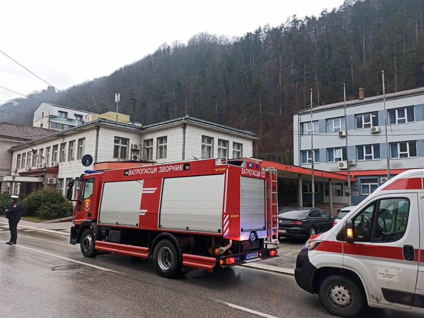 ЗВОРНИК, 24. ЈАНУАРА /СРНА/ - На подручју града Зворника стигле још двије дојаве да су у основним школама "Вук Караџић" у Роћевићу и "Никола Тесла" у Пилици постављене експлозивне направе.
