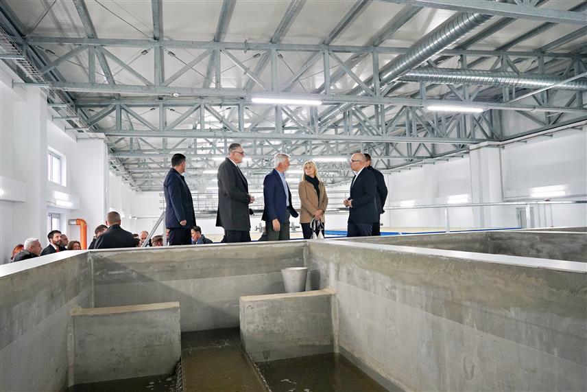 ТЕСЛИЋ, 24. ЈАНУАРА /СРНА/ - Предсједник Чешке Петр Павел посјетио је данас постројење за прераду воде за пиће у Студенцима код Теслића.