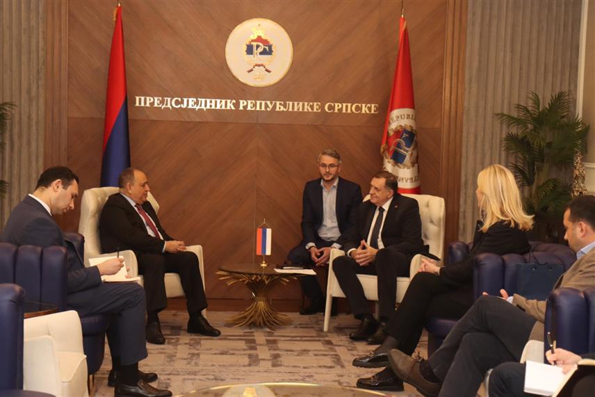БАЊАЛУКА, 24. ЈАНУАРА /СРНА/ - Предсједник Републике Српске Милорад Додик и српски члан и предсједавајућа Предсједништва БиХ Жељка Цвијановић састали су се данас у Бањалуци са амбасадором Азербејџана у БиХ Вилајатом Гулијевим. /Фото - Борислав Здриња